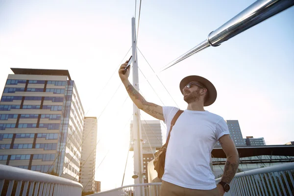 Hipster ottaa selfie älypuhelimeen — kuvapankkivalokuva