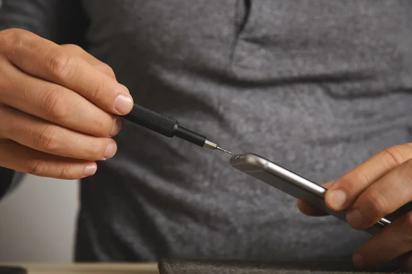 Micro controlador con tornillo pequeño en él — Foto de Stock