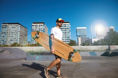ahşap longboard ile patenci