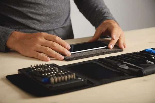 Preparing broken smartphone for disassembling process — Stock Photo, Image