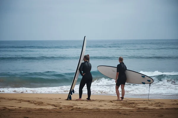 Surf ragazze con i loro longboard — Foto Stock