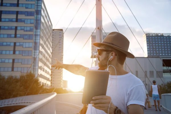 Turista apuntando a algo con tableta — Foto de Stock