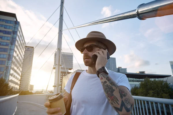 Turis berbicara di telepon dan minum kopi — Stok Foto