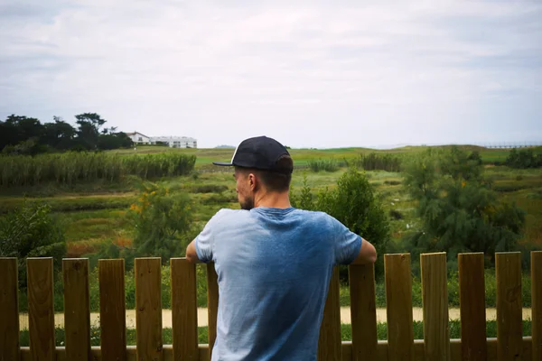 Jovem turista olhando para a paisagem verde — Fotografia de Stock