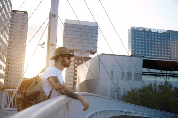 Turista prende pausa al ponte — Foto Stock