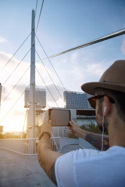 Turista toma foto de puente de cable — Foto de Stock