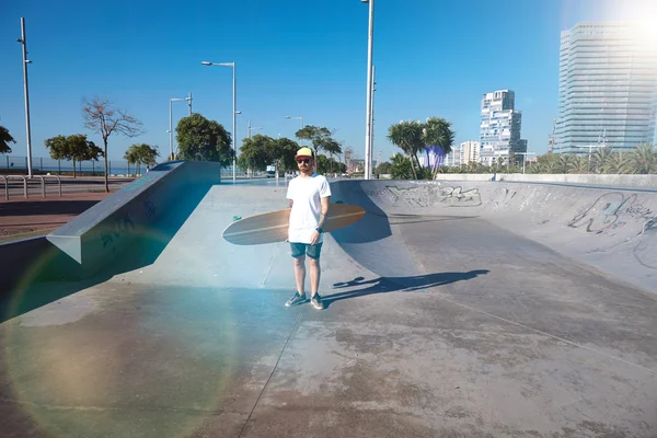 Surfista se encuentra en el centro de skate-park — Foto de Stock