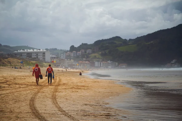 Lifeguards walking away on  beautiful empty beach — Stock Photo, Image