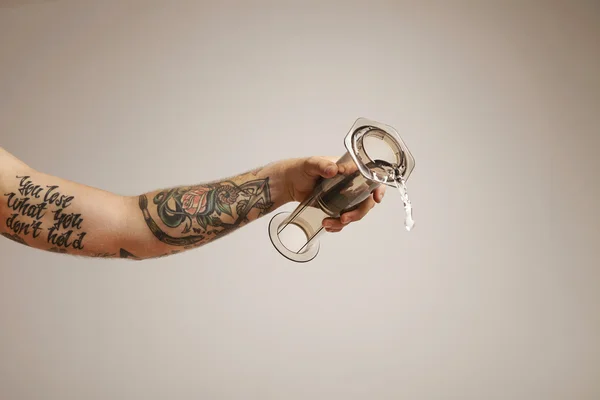 Water pouring out of clear aeropress — Stock Photo, Image