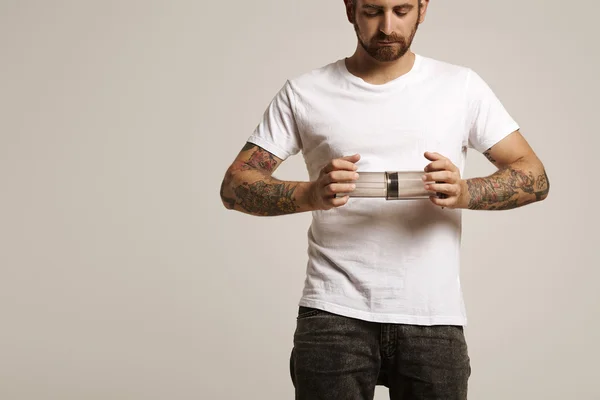 Homem segurando um aeropress vazio — Fotografia de Stock