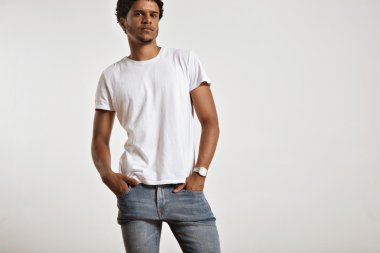 Boş beyaz t-shirt sunmak modeli