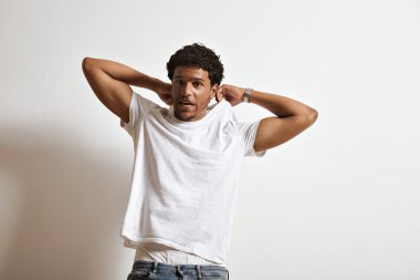 düz beyaz tişört almaya çalışıyor modeli 