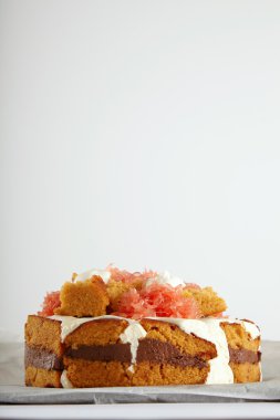 Geleneksel olmayan düğün pastası çikolata ile