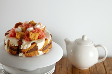 beyaz çay-ware çaydanlık yanındaki Piramidi