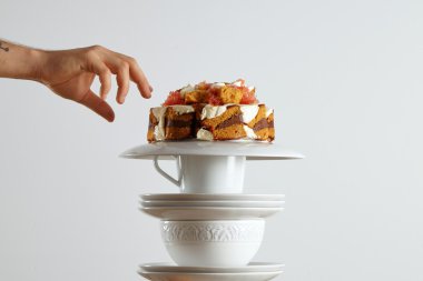 bir parça pasta kapmak için uzanarak el