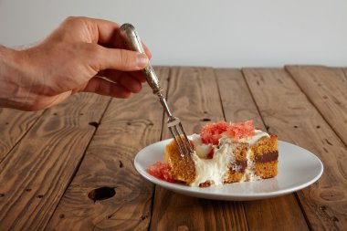 Elini kolay alarak gümüş çatal ile