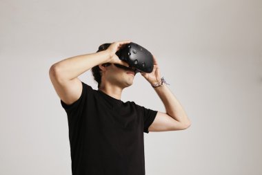 Model Vr gözlük koyar