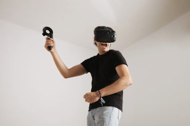 VR gözlüklü genç oyuncu