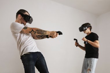 VR Gözlükte dövüşen iki kişi
