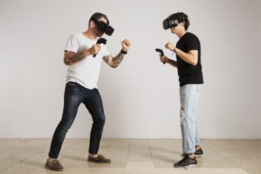 VR Gözlükte dövüşen iki kişi