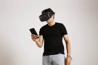 Adam Vr bardaklarda smartphone vasıl arıyorsunuz