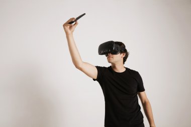 Adam bir selfie alarak Vr bardaklarda