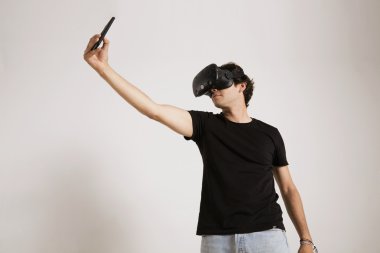 Adam bir selfie alarak Vr bardaklarda