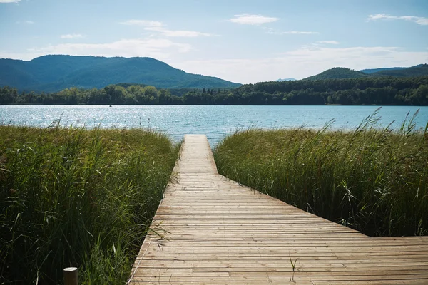 Muelle de madera en un lago — Foto de Stock