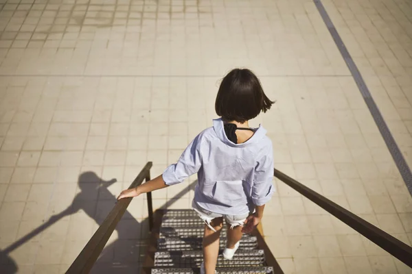 Jonge vrouw lopen de trap af — Stockfoto