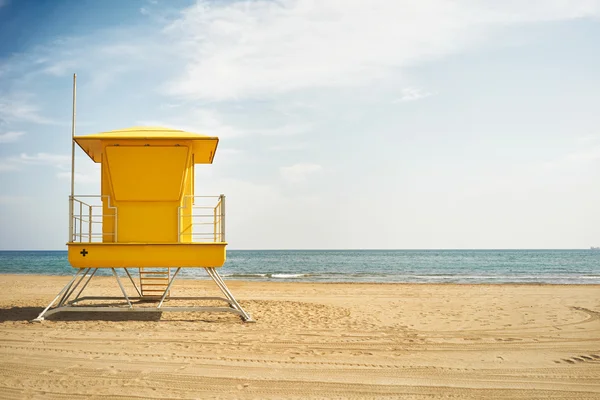 Cielo azzurro e mare con palo bagnino — Foto Stock