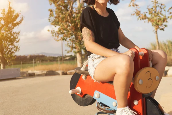 parkta bir tahterevalli motosiklet binme