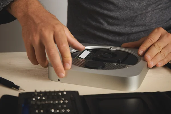 Installing RAM chips into a computer — Stock Photo, Image