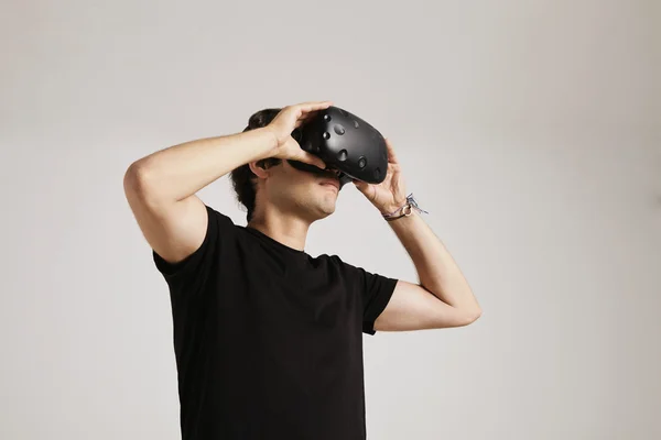 Modelo pone en gafas VR — Foto de Stock