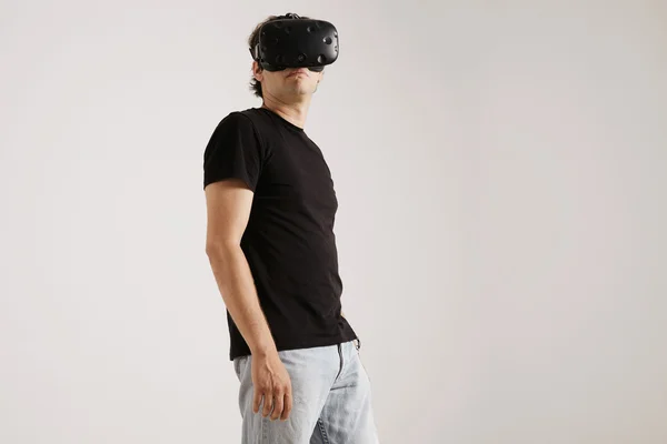 Hombre con gafas VR y mirando a su alrededor —  Fotos de Stock