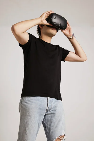 Hombre sostiene gafas VR en su cara — Foto de Stock