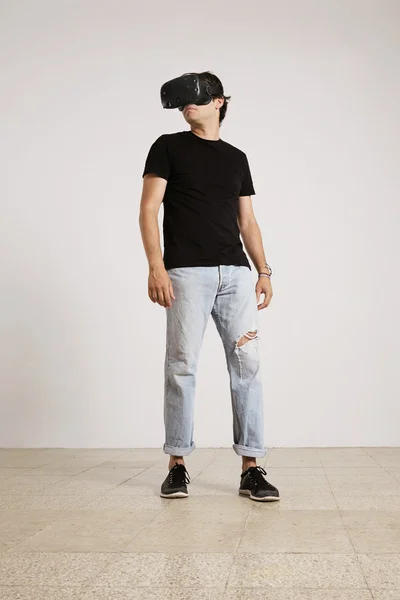 Hombre VR gafas mirando alrededor de la habitación — Foto de Stock