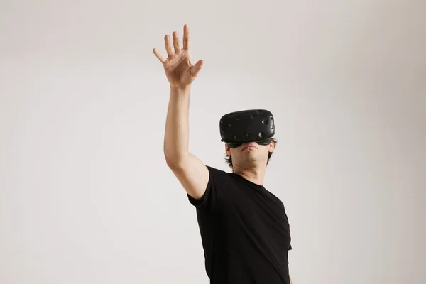 Modelo en gafas VR tocando algo — Foto de Stock