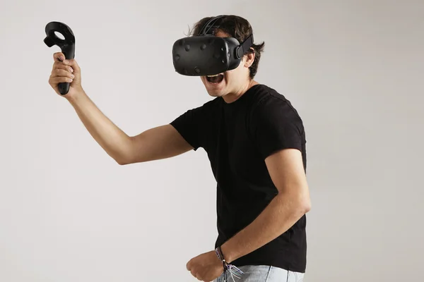 Joven enojado con auriculares VR — Foto de Stock