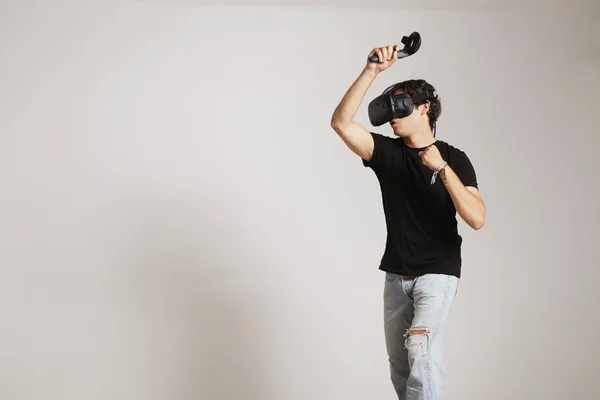 Hombre juego de golf o tenis en VR auriculares —  Fotos de Stock