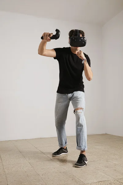 Hombre en gafas VR juego —  Fotos de Stock