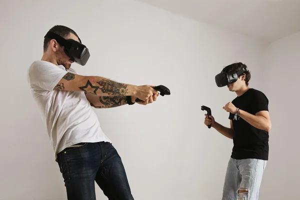 Dos hombres peleando en gafas VR — Foto de Stock
