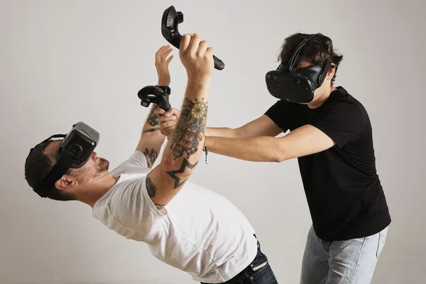 Dos hombres peleando en gafas VR — Foto de Stock