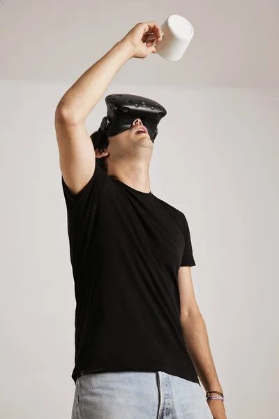 Hombre en gafas VR mirando en una taza vacía — Foto de Stock