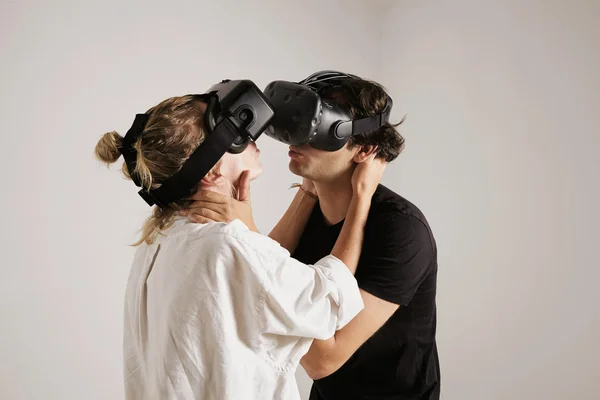 Pareja en VR auriculares a punto de besar — Foto de Stock