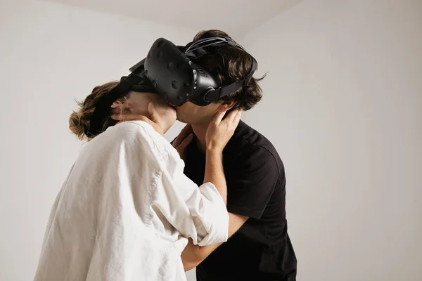 Pareja en gafas VR besándose — Foto de Stock