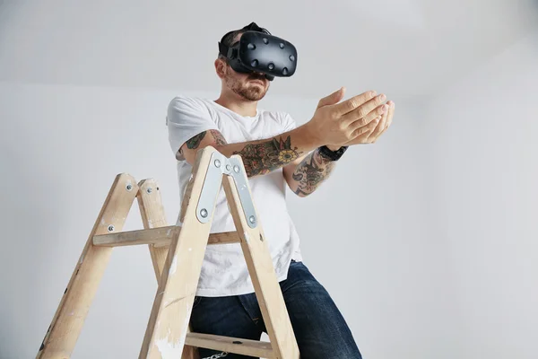 Hombre en gafas VR sosteniendo algo en las manos — Foto de Stock