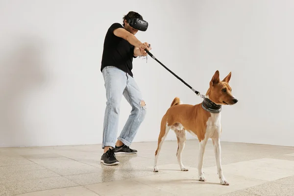 Gamer en gafas VR con correa de perro — Foto de Stock