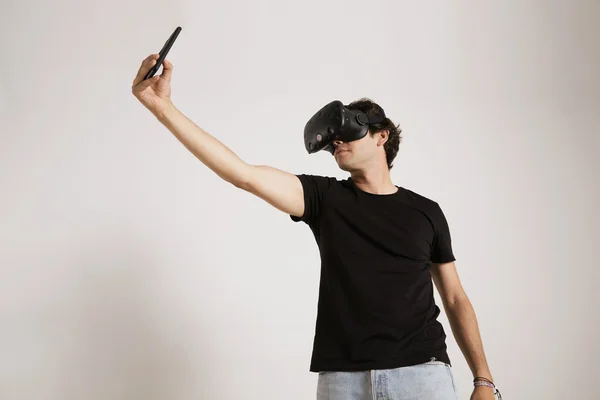 Hombre en gafas VR tomando una selfie —  Fotos de Stock