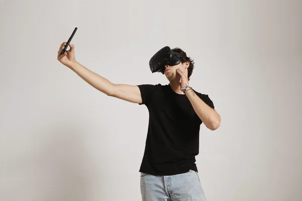 Hombre en gafas VR tomando una selfie — Foto de Stock