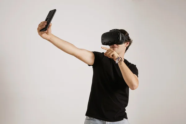 Gamer en auriculares VR posando para una selfie —  Fotos de Stock